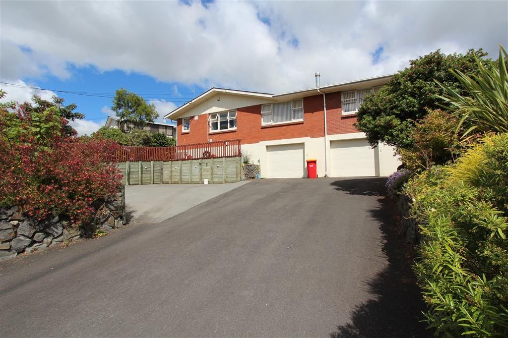 Large family home on Acacia! 2