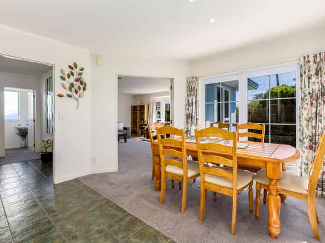 16A Wayside, Miramar
