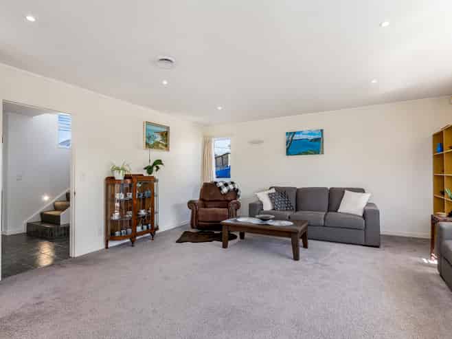 16A Wayside, Miramar
