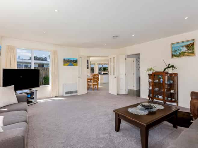 16A Wayside, Miramar