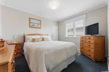 6 Woodford Avenue, Henderson
