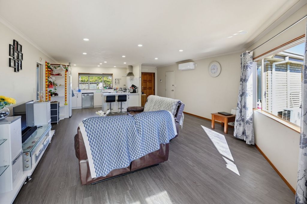 Freshly Renovated Living - Close to Chartwell Shopping Centre 4