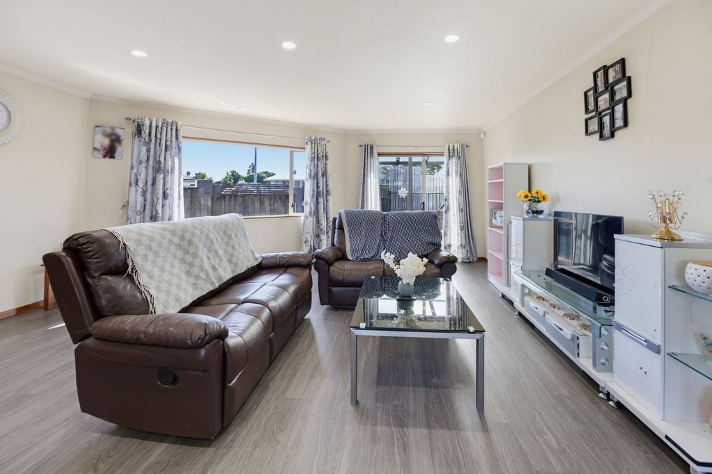 Freshly Renovated Living - Close to Chartwell Shopping Centre 5