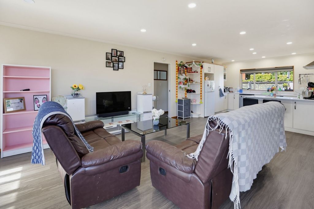 Freshly Renovated Living - Close to Chartwell Shopping Centre 3