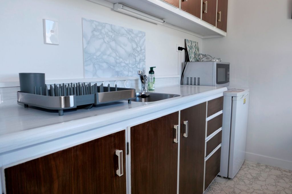 City Views, Comfort & Convenience! 4