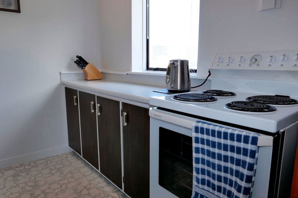 City Views, Comfort & Convenience! 5