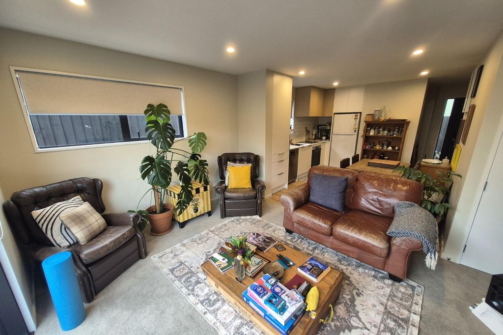 Stylish City-Fringe Living 4