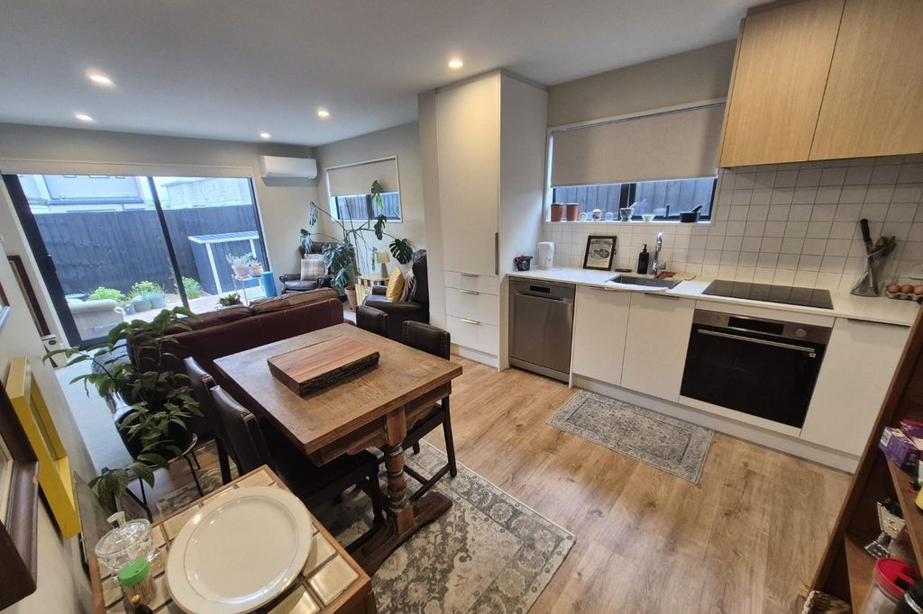 Stylish City-Fringe Living 3