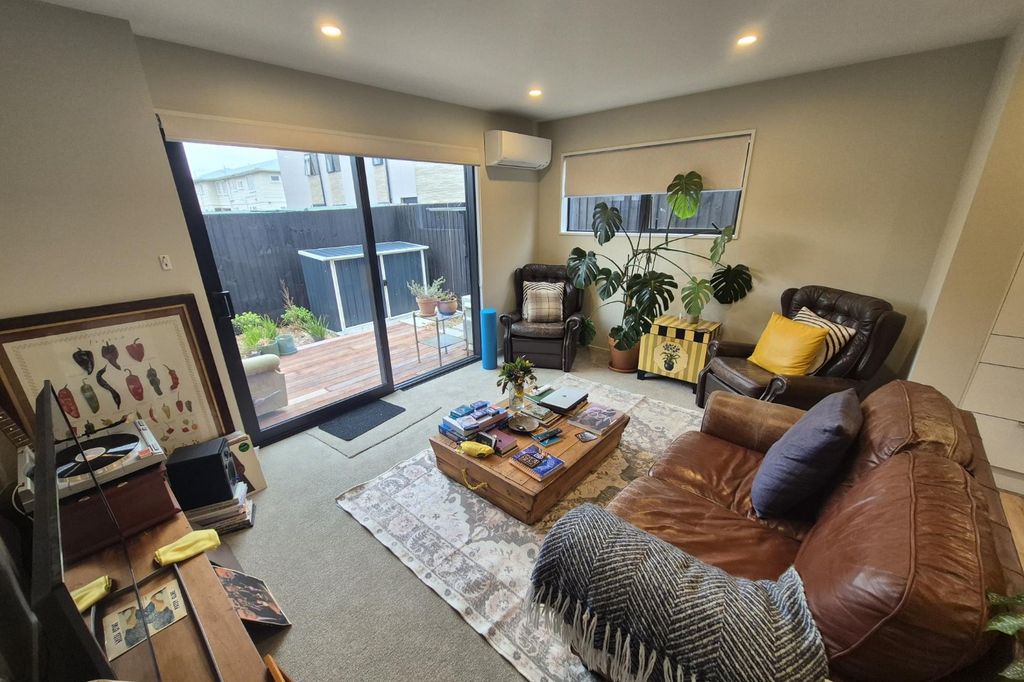 Stylish City-Fringe Living 5