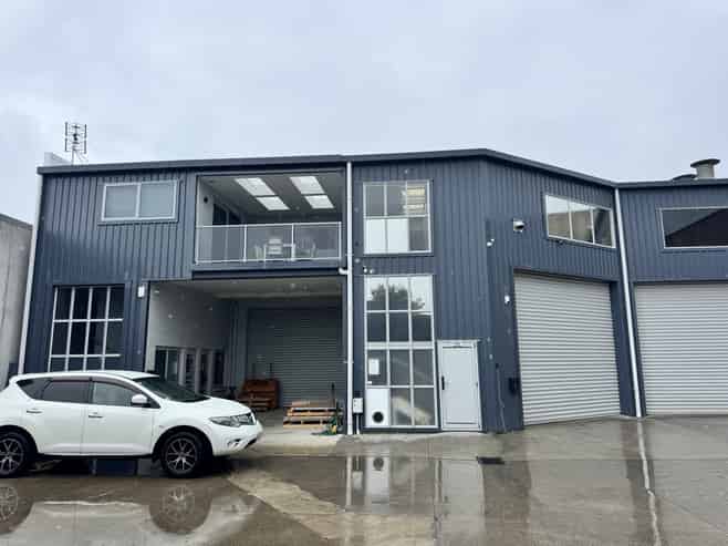 Live and work with warehouse & office