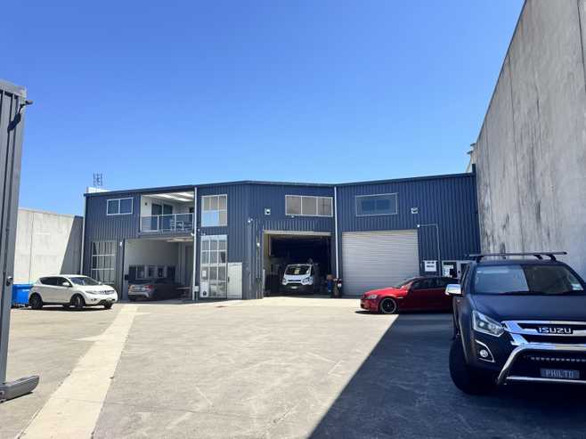 Live and work with warehouse & office
