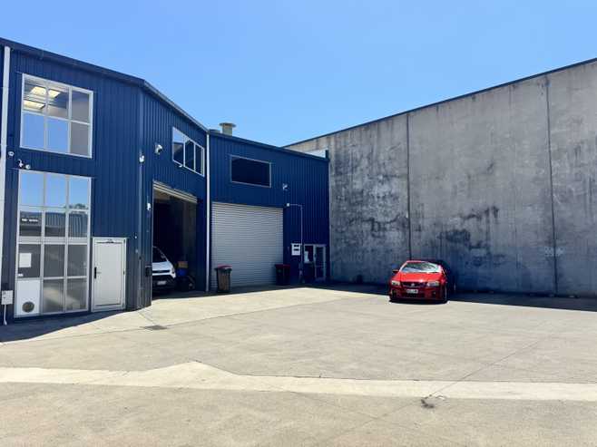 Live and work with warehouse & office