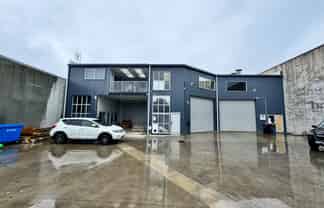 Live and work with warehouse & office