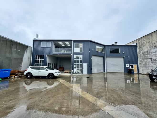 Live and work with warehouse & office