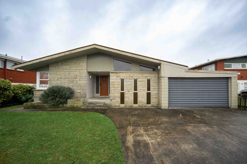 Beautiful Family Home in Sought-After Queenwood 1