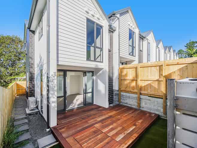 8/31 Ayton Drive, Totara Vale