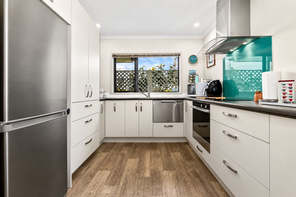 Immaculate, Easy-Care Living! 4