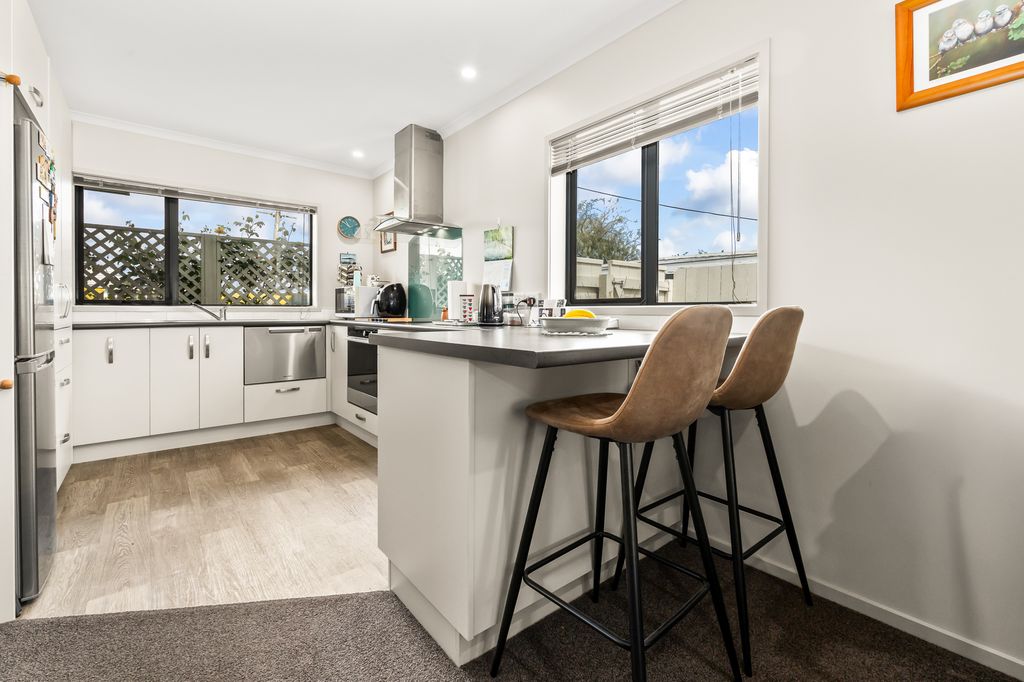 Immaculate, Easy-Care Living! 5