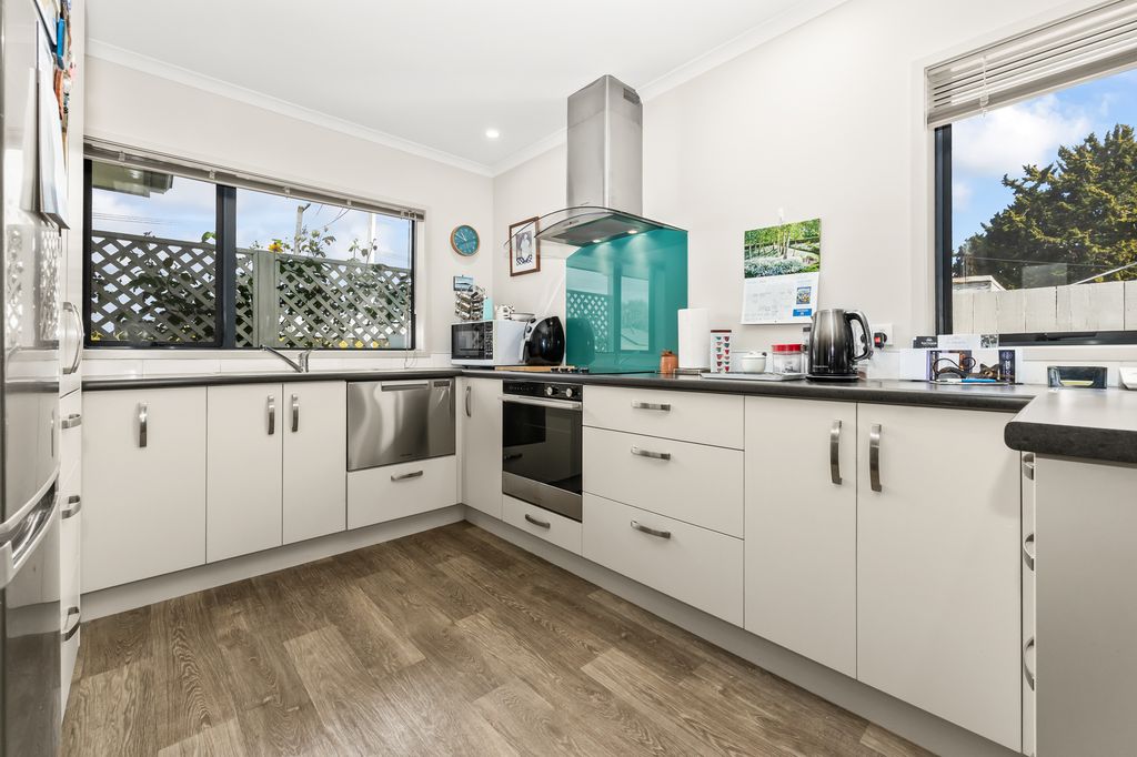 Immaculate, Easy-Care Living! 3