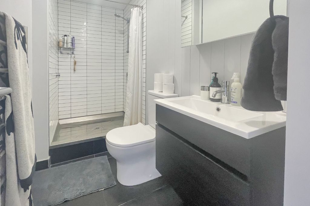 Welcome to 202A/73 Jackson Street Petone 5