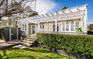 9 Range View Rd, Mount Albert