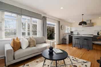 9 Range View Rd, Mount Albert