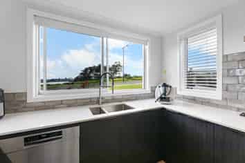 32 OMAHURU ROAD  "Kahawai Point", Glenbrook