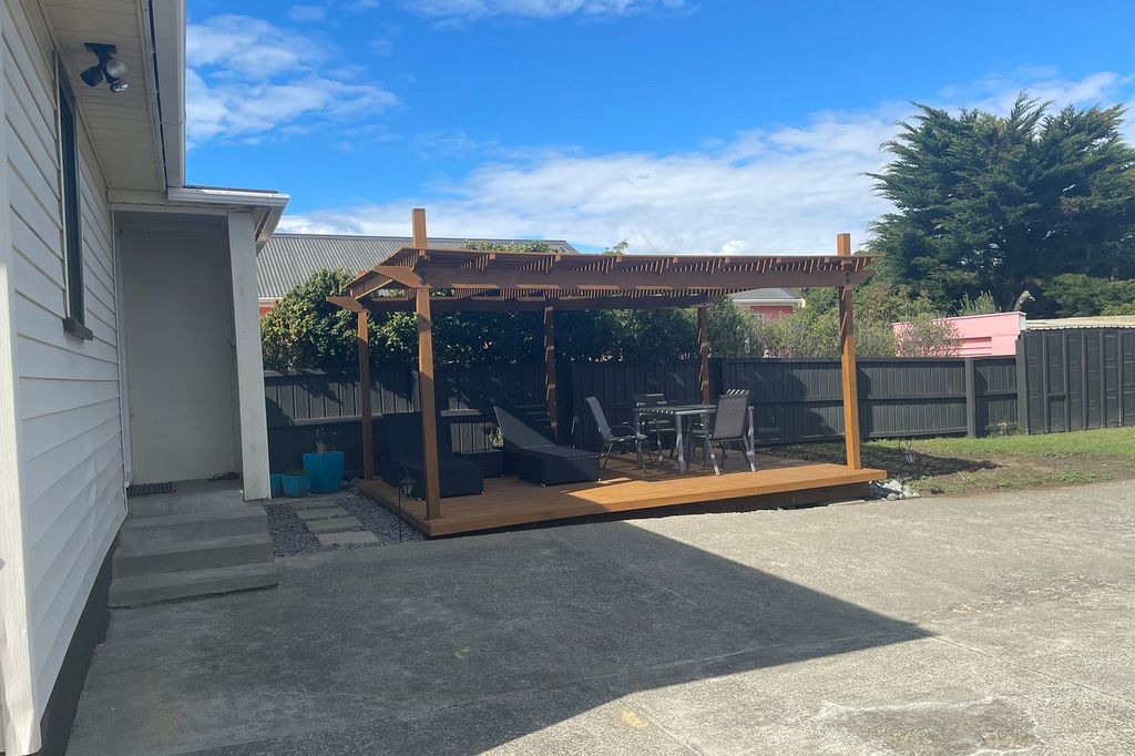 3-Bedroom Fully Fenced Home; 3-min Walk to Beach 4