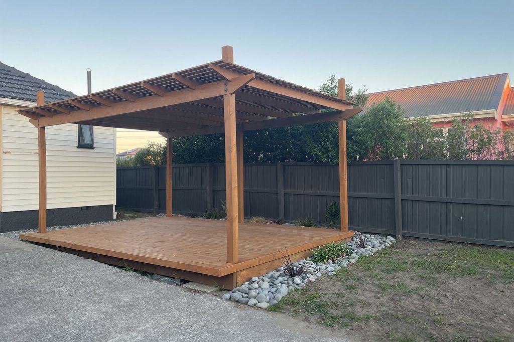 3-Bedroom Fully Fenced Home; 3-min Walk to Beach 5