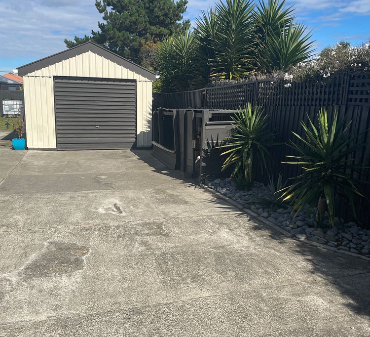 3-Bedroom Fully Fenced Home; 3-min Walk to Beach 3