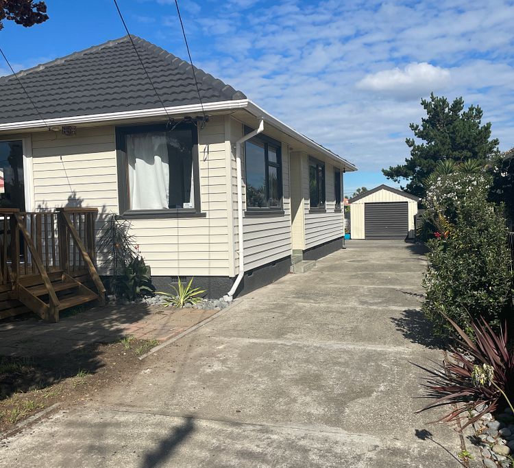 3-Bedroom Fully Fenced Home; 3-min Walk to Beach 2