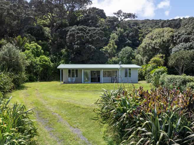 12 Seaview Road, Piha