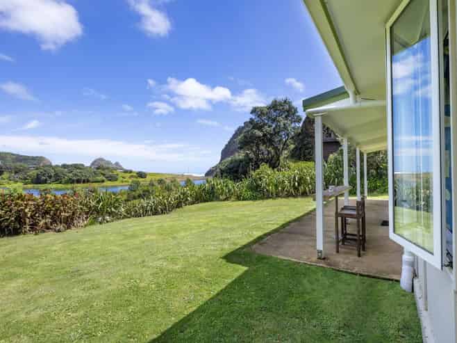 12 Seaview Road, Piha