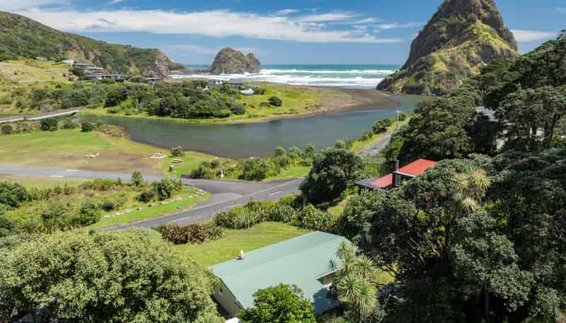 12 Seaview Road, Piha