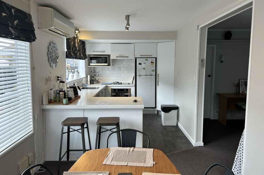 FULLY FURNISHED -FANTASTIC LOCATION - MINUTES TO MERIVALE MALL 3