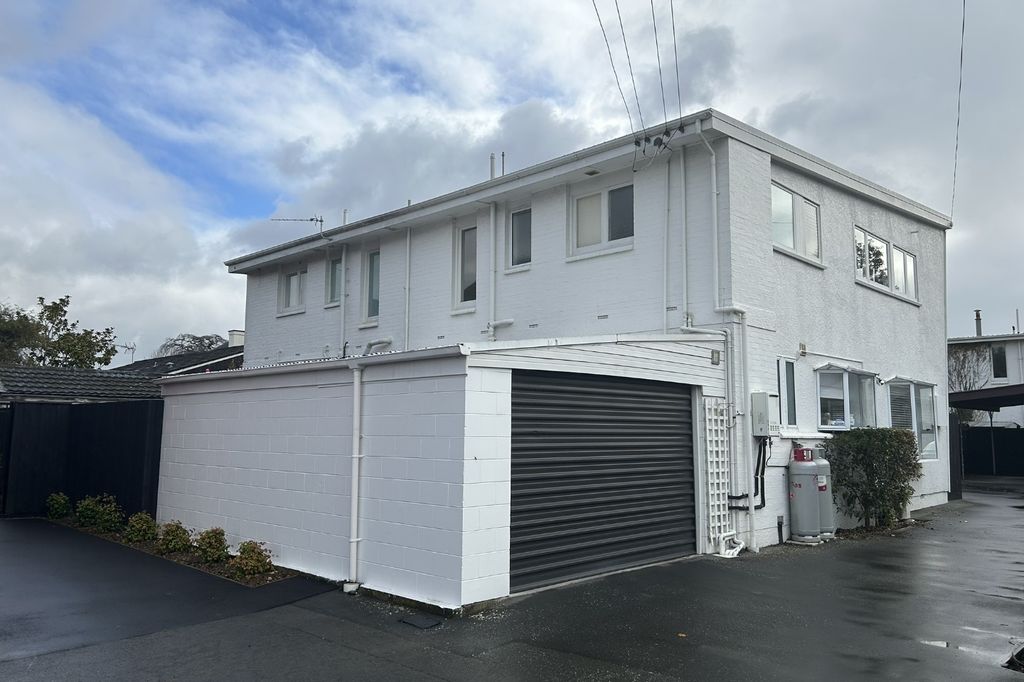 FULLY FURNISHED -FANTASTIC LOCATION - MINUTES TO MERIVALE MALL 2