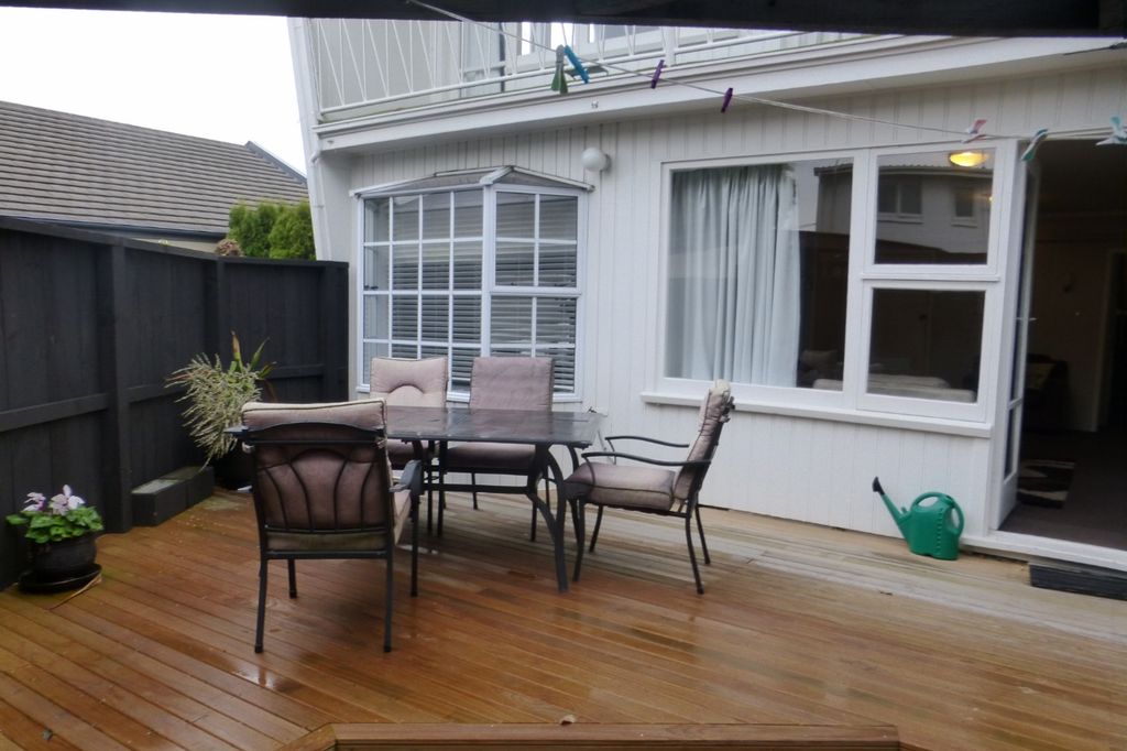 FULLY FURNISHED -FANTASTIC LOCATION - MINUTES TO MERIVALE MALL 1