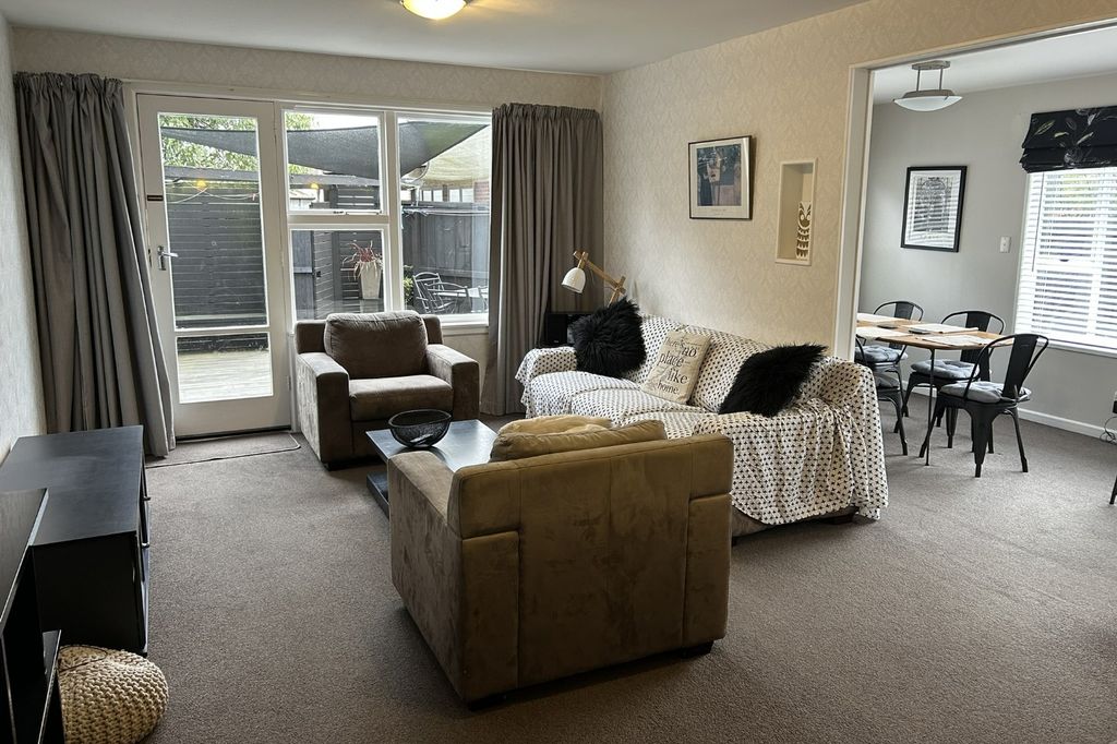FULLY FURNISHED -FANTASTIC LOCATION - MINUTES TO MERIVALE MALL 5