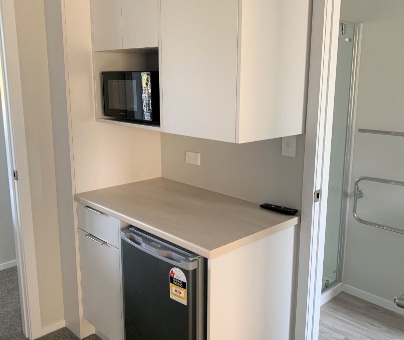Near new, modern studio living at its best! 3