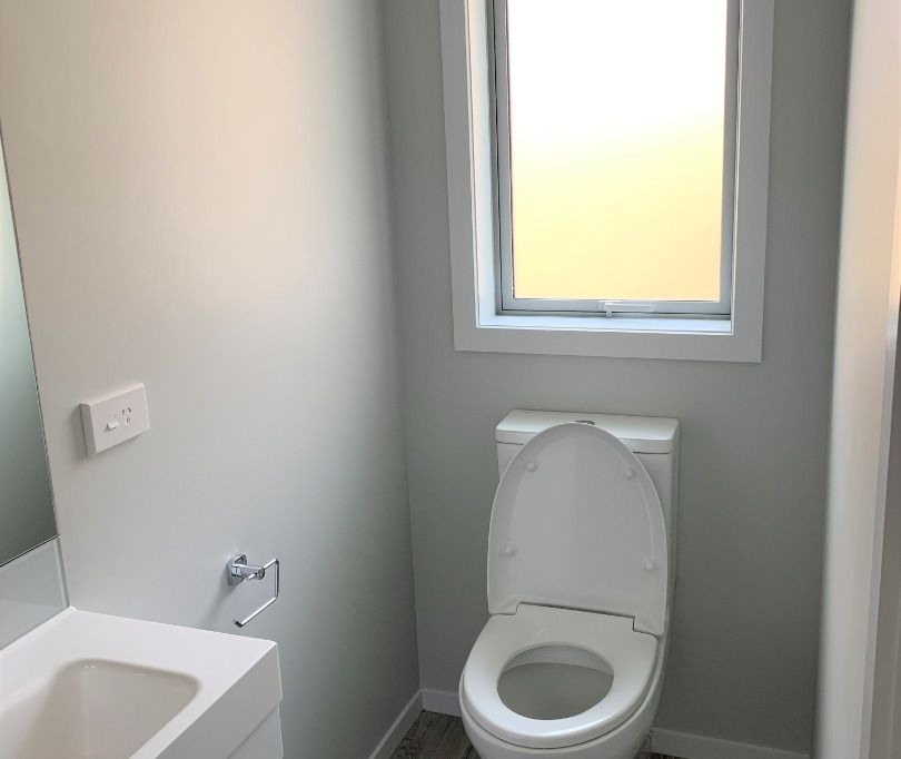 Near new, modern studio living at its best! 4