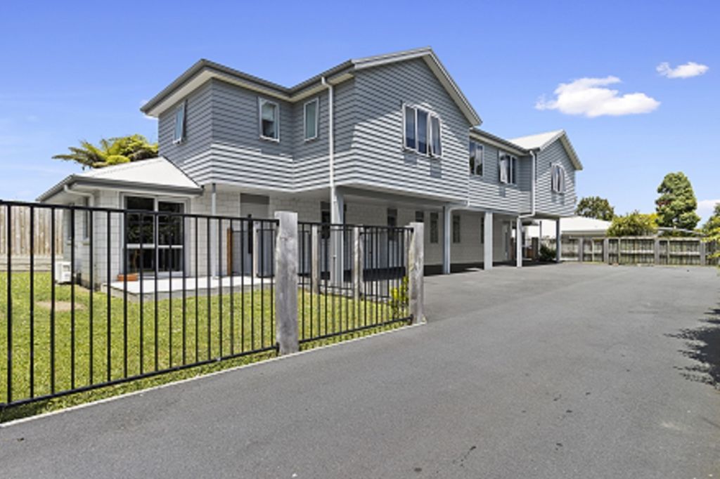 Near new, modern studio living at its best! 1