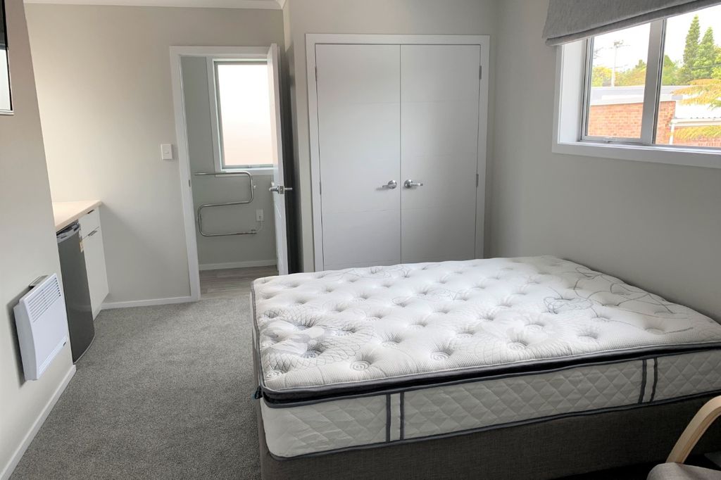 Near new, modern studio living at its best! 2