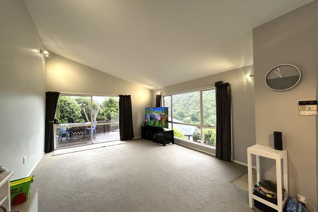 Sunny & Spacious 3 Bedroom Home 4