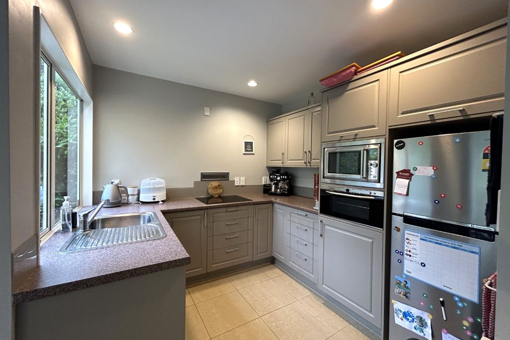 Sunny & Spacious 3 Bedroom Home 3