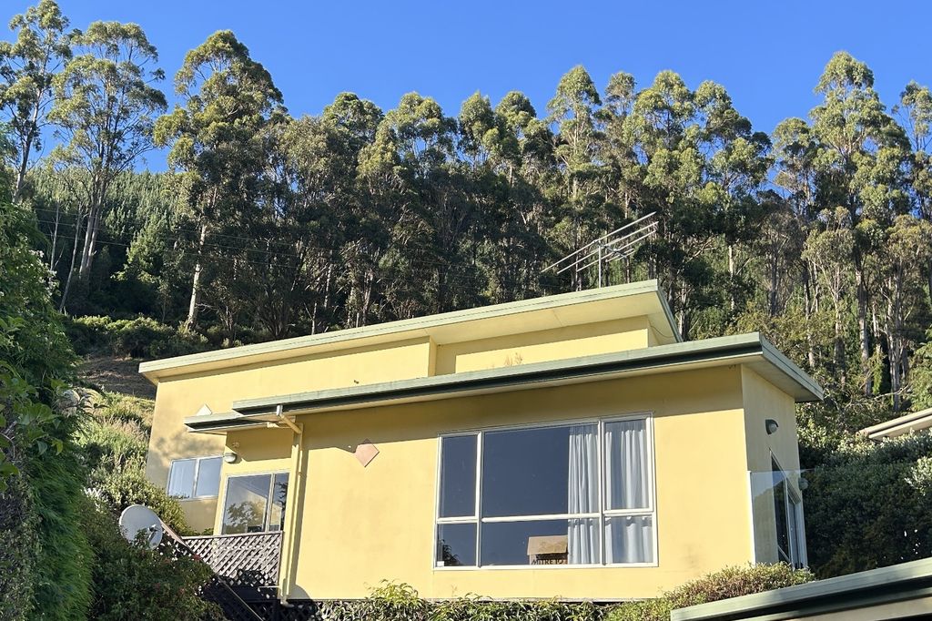 Sunny & Spacious 3 Bedroom Home 1