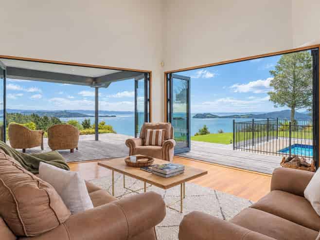 15a Te Papa Road, Kawakawa Bay