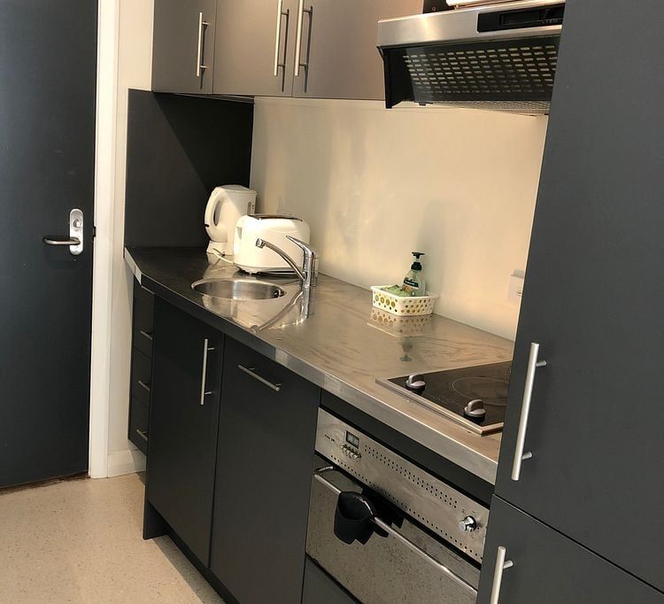 FURNISHED STUDIO OFF COURTENAY, $415pw incl bills 4