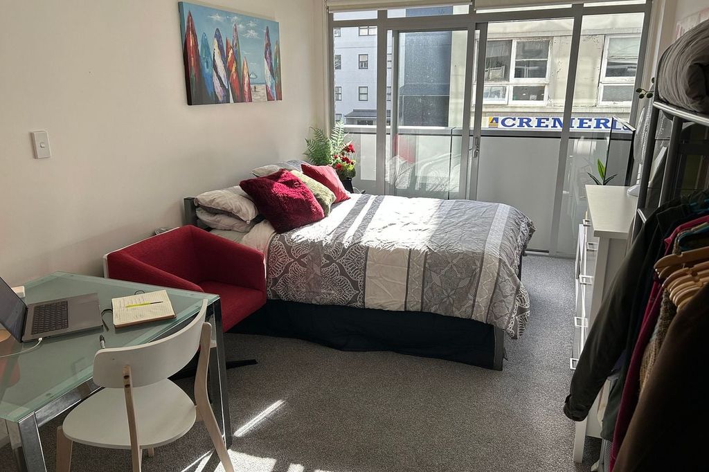 FURNISHED STUDIO OFF COURTENAY, $415pw incl bills 1
