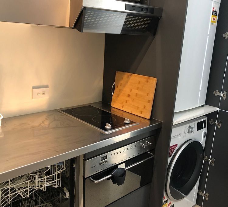 FURNISHED STUDIO OFF COURTENAY, $415pw incl bills 5