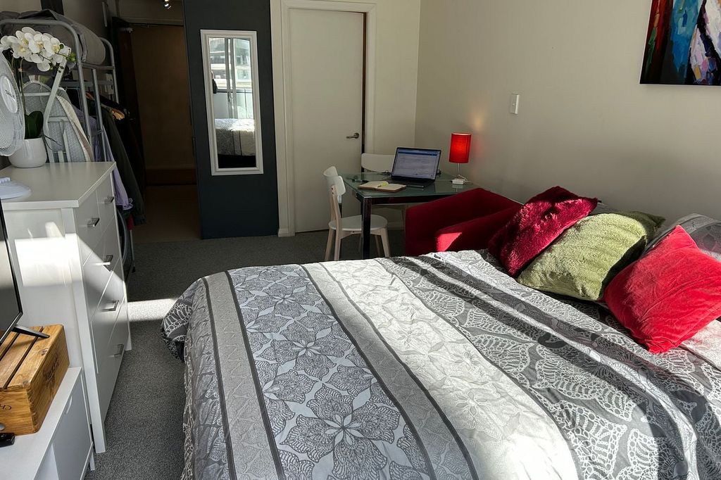 FURNISHED STUDIO OFF COURTENAY, $415pw incl bills 2